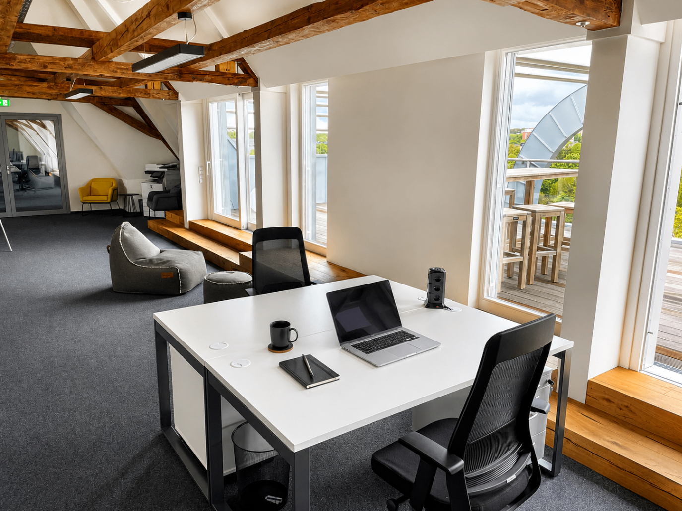 Arbeitsplatz an der Fensterfront mit direktem Zugang zur Dachterrasse in der BETA BOX Wetzlar