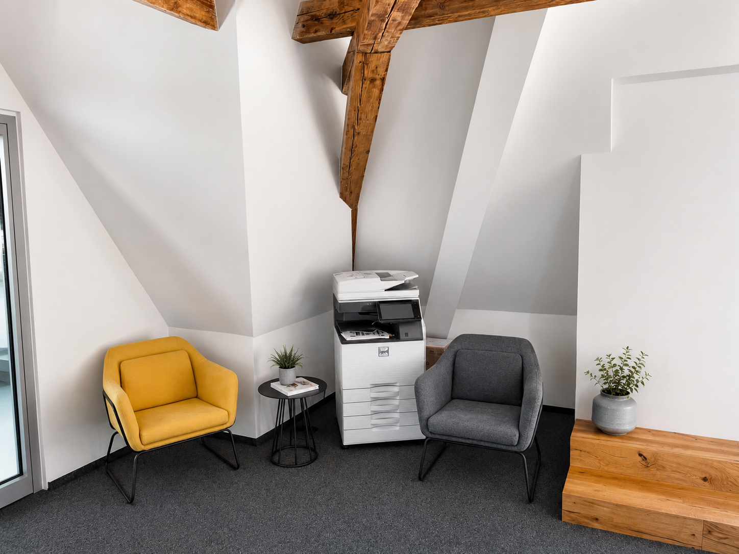 Ruhiger Lounge- und Druckerbereich der BETA BOX Wetzlar mit Sesseln und Pflanzen