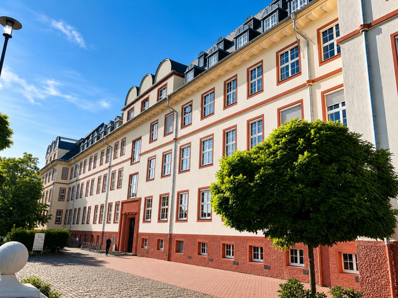 Außenansicht der historischen Spilburg in Wetzlar mit heller Fassade, Bäumen und Vorplatz
