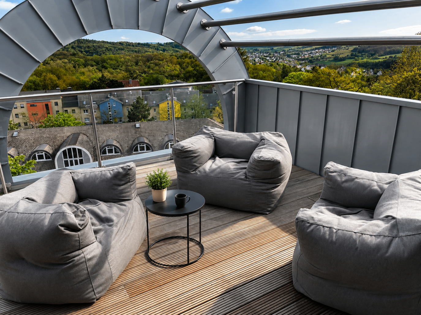 Dachterrasse der BETA BOX Wetzlar mit Sitzsäcken und weitem Ausblick über die Umgebung