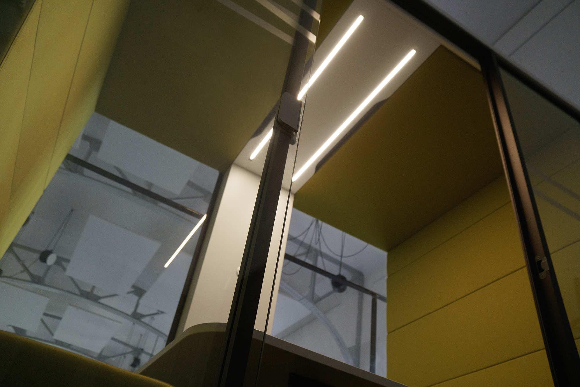 Moderne Telefonbox mit Glaswänden und LED-Beleuchtung in der BETA BOX Gießen