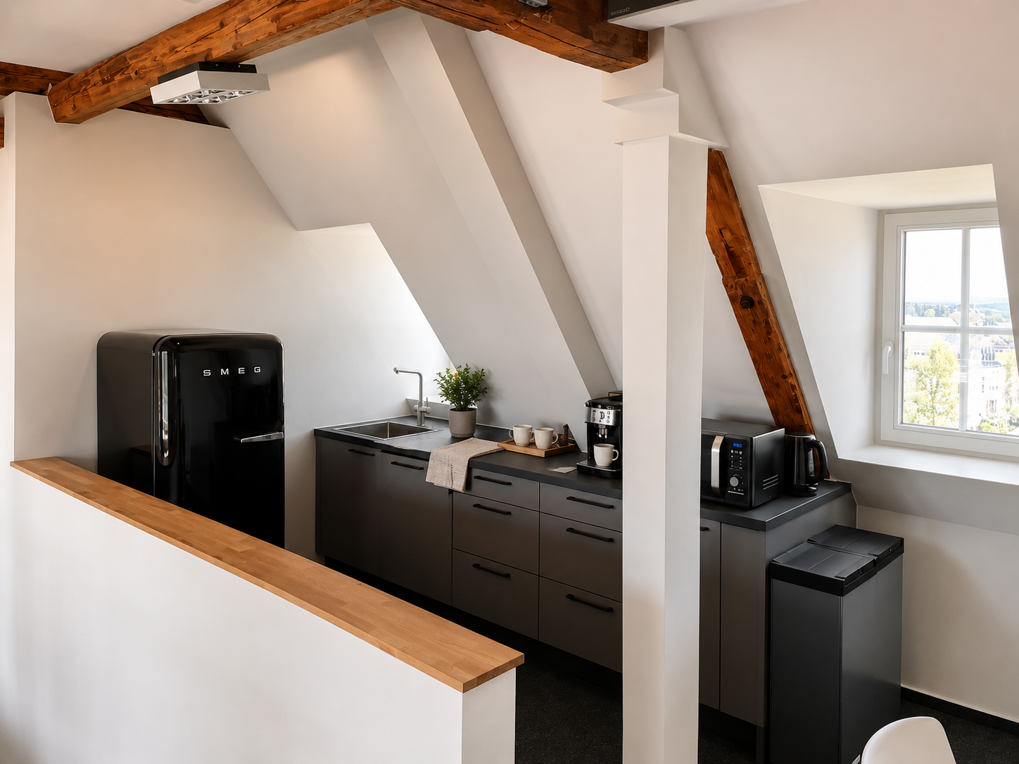Küche der BETA BOX Wetzlar mit Kaffeemaschine, Kühlschrank und Tageslicht