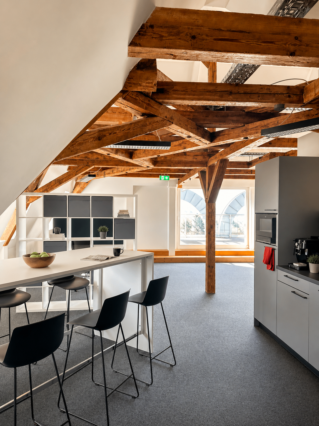Küchen- und Gemeinschaftsbereich der BETA BOX Wetzlar mit offenem Grundriss und sichtbarer Holzkonstruktion